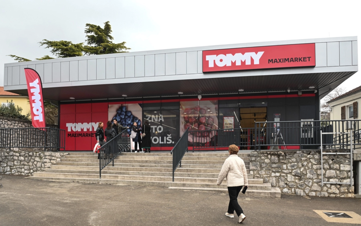 Foto otvoren maximarket tommy u kraljevici prostire se na