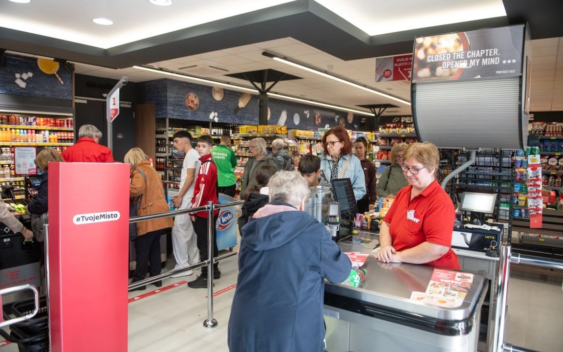 Otvoren zametski tommy prve kupce docekali darovi promocij